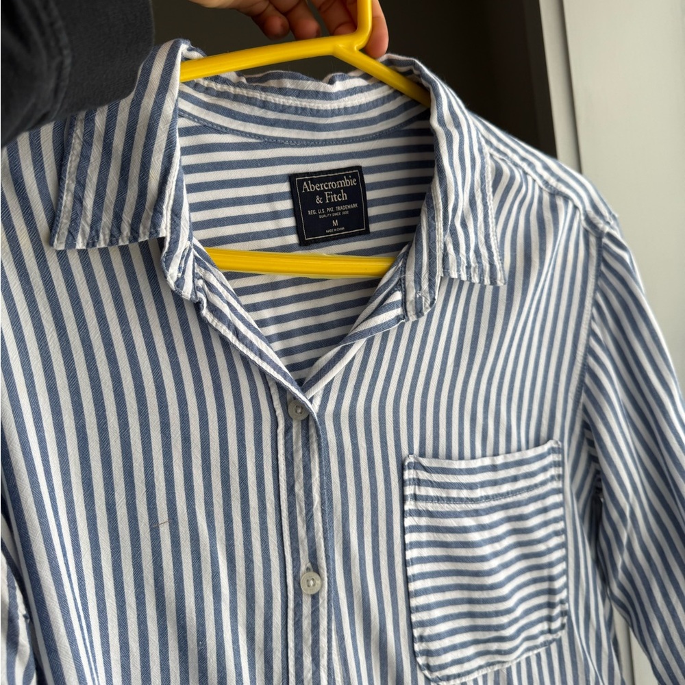 Abercrombie & Fitch A&F medium womens navy blue/white stripe button down shirt